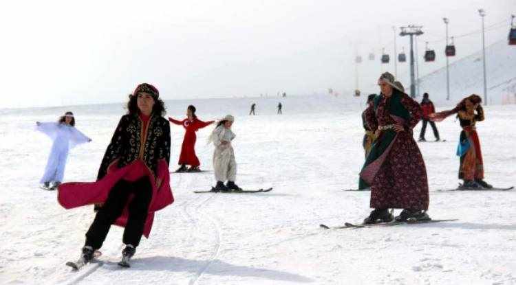 Türkiye'de Bir İlk! Erciyes Dağı'nda Kayaklı Defile